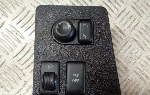 Nissan Qashqai+2 Wing mirror switch 68485JD900