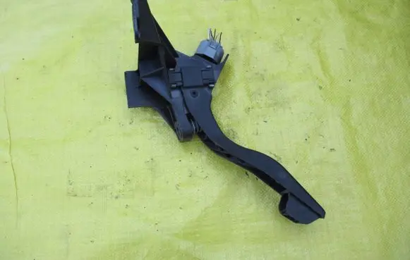 Ford Mondeo Mk III Accelerator throttle pedal 2S719F836DA