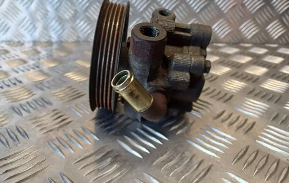 Toyota Avensis T250 Power steering pump 52020