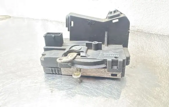 Opel Vivaro Front door lock 8200008261