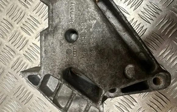 Volkswagen PASSAT B8 Engine mounting bracket 04L199207