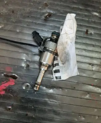 Skoda Superb B6 (3T) Fuel injector 06J133036B