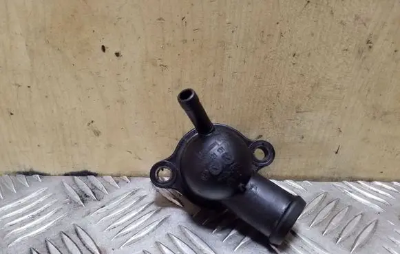 Volkswagen PASSAT B8 Engine coolant pipe/hose 04L121131AA