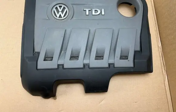 Volkswagen PASSAT B7 Engine cover (trim) 03L103925AA