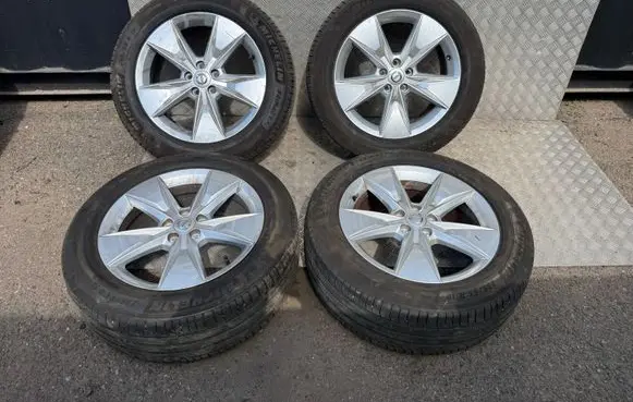 Volvo XC40 R18 alloy rim