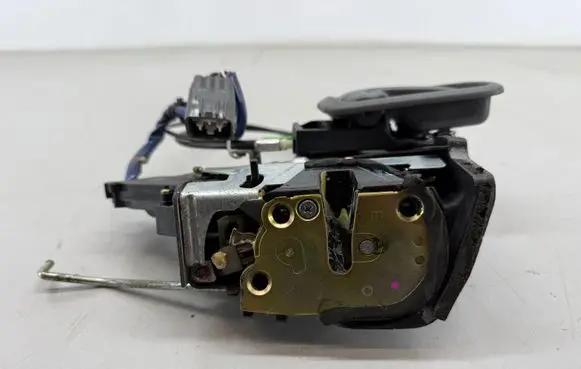 Toyota RAV 4 (XA20) Front door lock