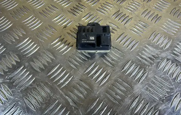 BMW 4 F32 F33 Glow plug pre-heat relay 8570087