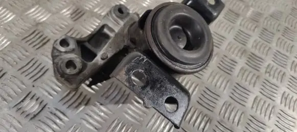 Nissan Juke I F15 Engine mount bracket