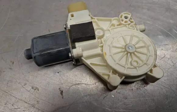 Ford Mondeo MK IV Rear door window regulator motor 6M2114A389B 0130822287