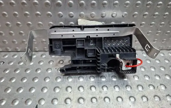 Renault Trafic III (X82) Fuse module 241143140R S26312662