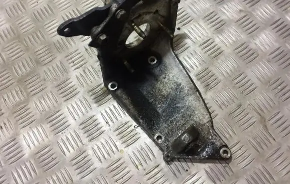 Peugeot 405 Engine mounting bracket