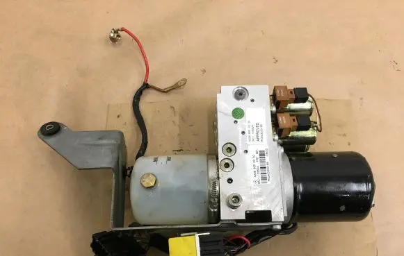 Mercedes-Benz CLK A209 C209 Convertible roof hydraulic pump A2098000330 MCA03330185