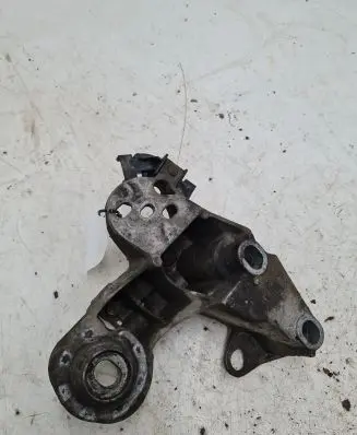 Audi A6 S6 C5 4B Engine mounting bracket 8E0199352A