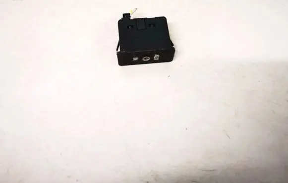 BMW 1 E81 E87 USB socket connector 61316930561