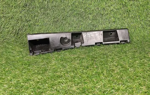 Front bumper mounting bracket