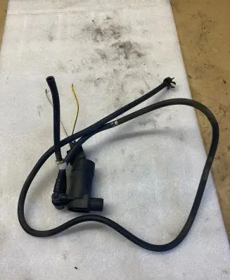 Ford Mondeo Mk III Windscreen/windshield washer pump 1S7117K624FE T655C