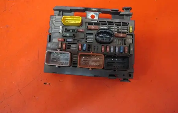 Peugeot 308 Fuse module 9664706280