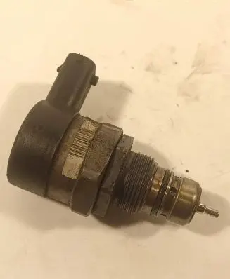 Volvo XC90 Fuel pressure regulator 0281002712 30777576 22421992