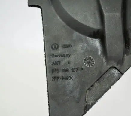 Volkswagen PASSAT B5 Other engine bay part 045109107F