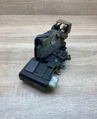 BMW 5 E39 Front door lock 8352165 RearLeft