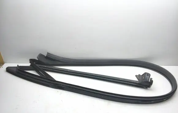Mercedes-Benz E A207 Front door rubber seal A2076700339