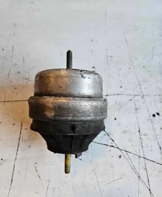Volkswagen PASSAT B5.5 Engine mount bracket 8D0199379
