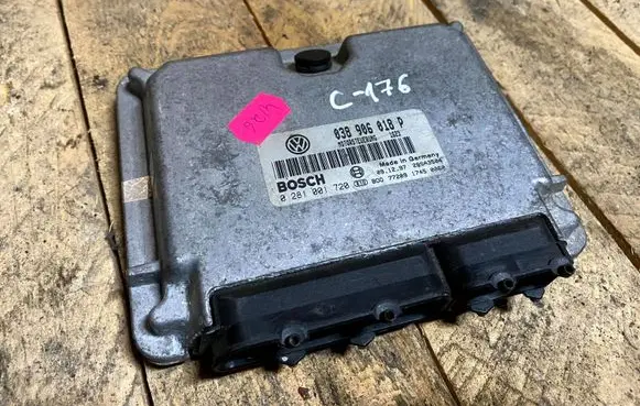 Volkswagen PASSAT B5 Engine control unit/module 038906018p