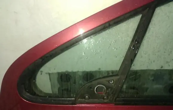Peugeot 307 Front door vent window glass four-door 