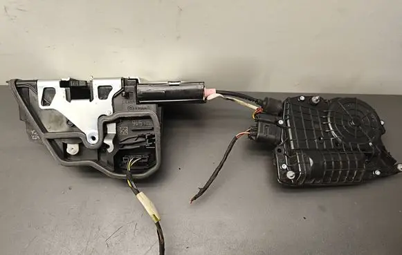 BMW 5 F10 F11 Front door soft close latching motor 7185689 A053702 7154515