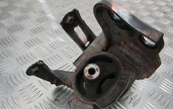 Toyota Auris 150 Engine mount bracket