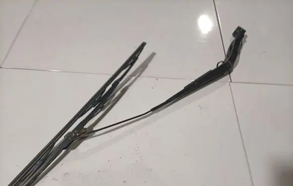 Subaru Legacy Front wiper blade arm 