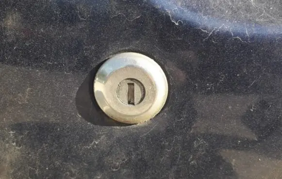 Peugeot 206 Front door lock (next to the handle) 