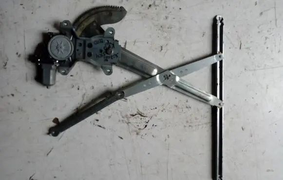 Suzuki SX4 Front door window regulator motor