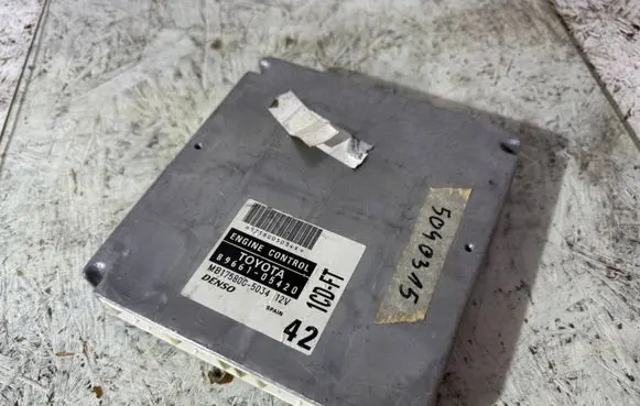 Toyota Avensis T220 Engine control unit/module 8966105420 MB1758005034