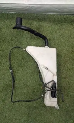 Volvo XC60 Windshield washer fluid reservoir/tank 32328198 32328197