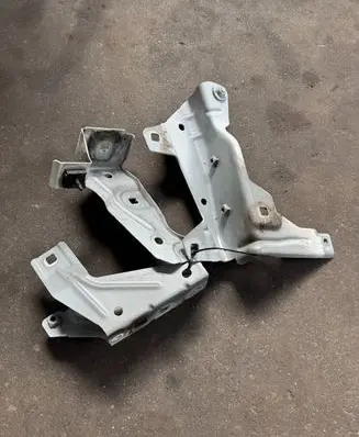 Renault Express Fender mounting bracket 663403621R