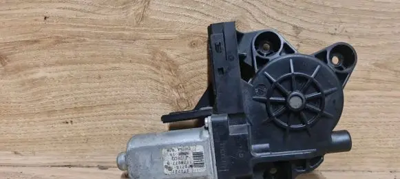 Volvo V70 Front door window regulator motor 1174077B