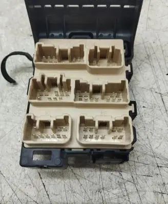 Toyota Avensis T250 Fuse module 8273405030