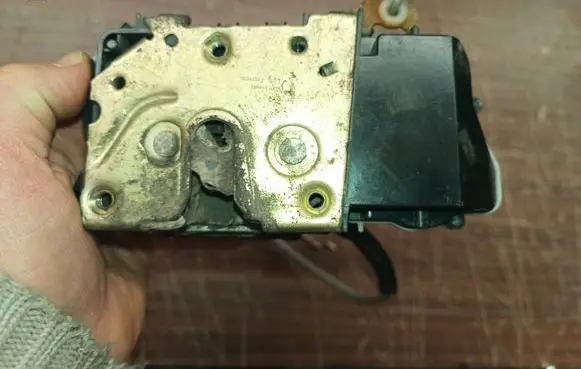 Peugeot 307 Front door lock 