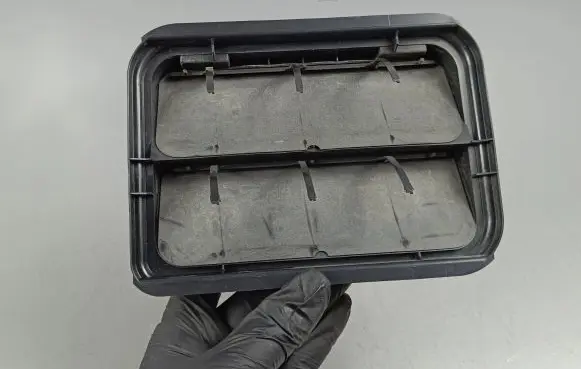 Quarter panel pressure vent