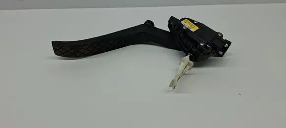 Accelerator throttle pedal