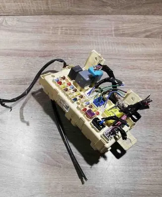 Toyota Avensis T250 Fuse module 8264105030