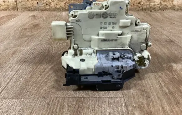 Volkswagen PASSAT B6 Front door lock 3C1837015A
