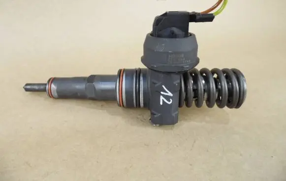 Volkswagen Golf IV Fuel injector 0414720037 038130073AJ