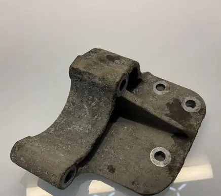 Engine mounting bracket