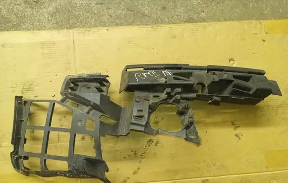 Renault Megane II Front bumper mounting bracket 8200412401