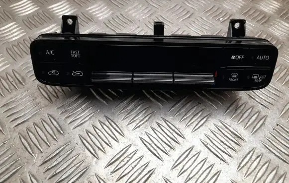 Toyota Auris E180 Climate control unit 75H695