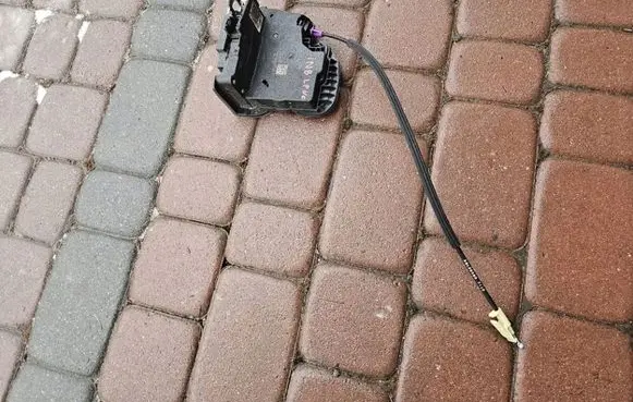 Opel Insignia B Front door lock 13597527