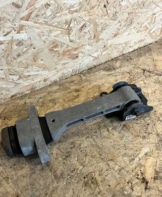 KIA Sorento Engine mount bracket