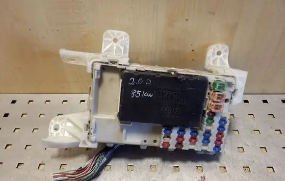 Toyota Corolla E120 E130 Fuse module 8264102060 MB2323008531
